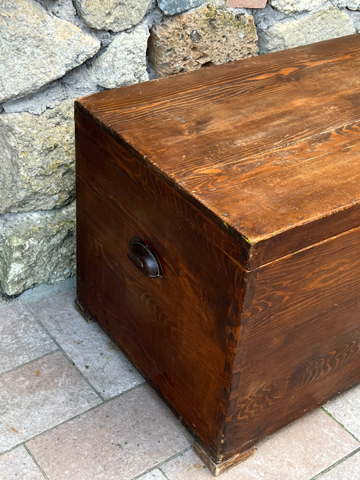Baule antico in legno massello con maniglie laterali Italia, inizio ‘900