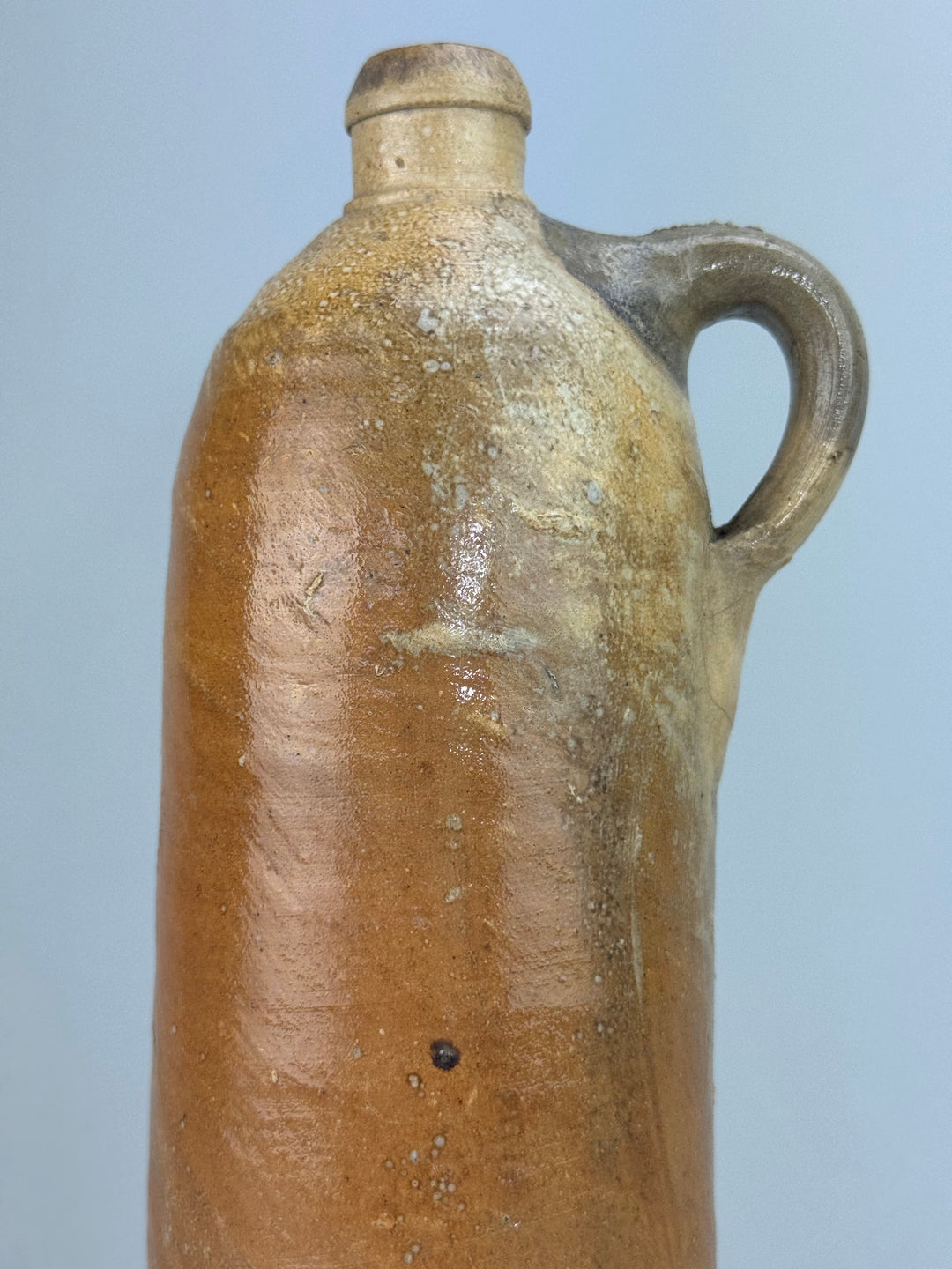 Bottiglia antica in grès con manico