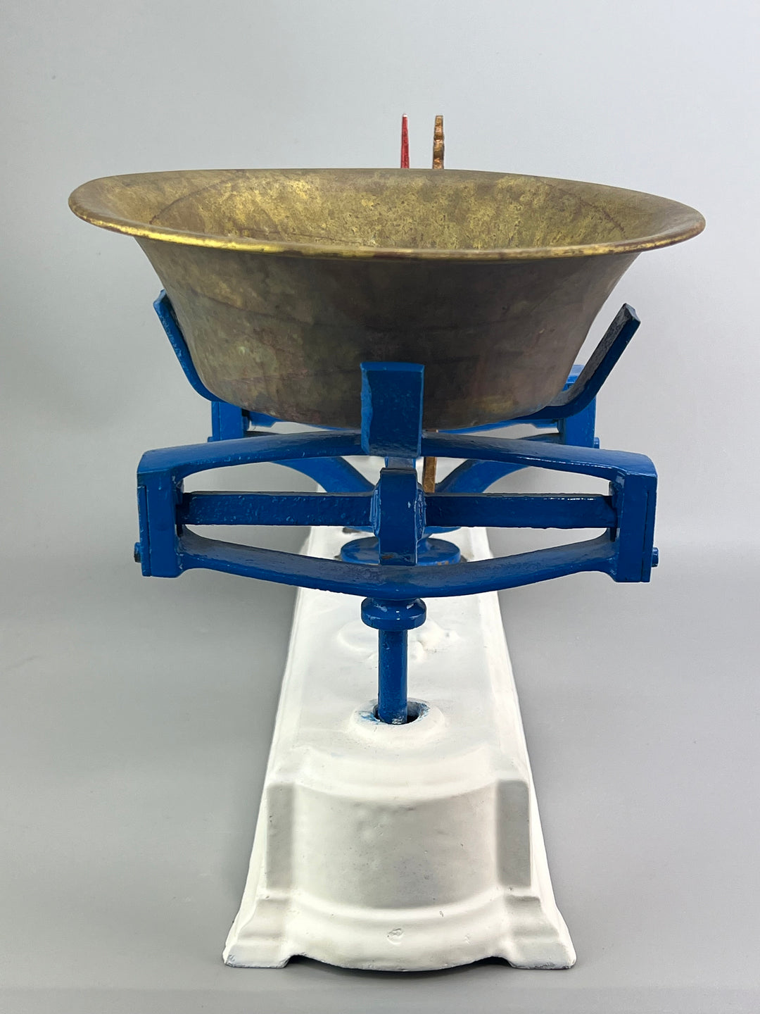 Bilancia vintage in ghisa con piatti in ottone