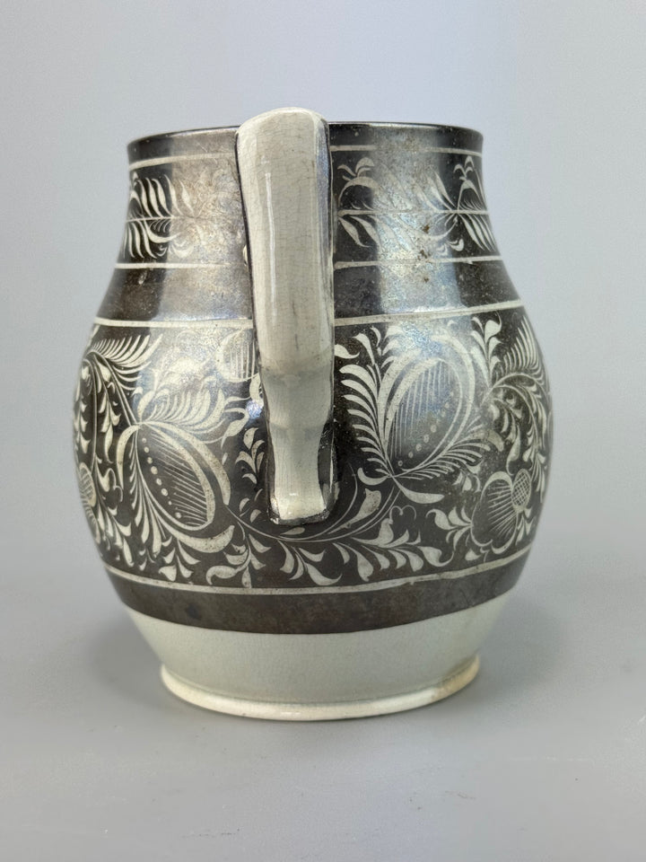 Brocca in ceramica con decoro argentato floreale