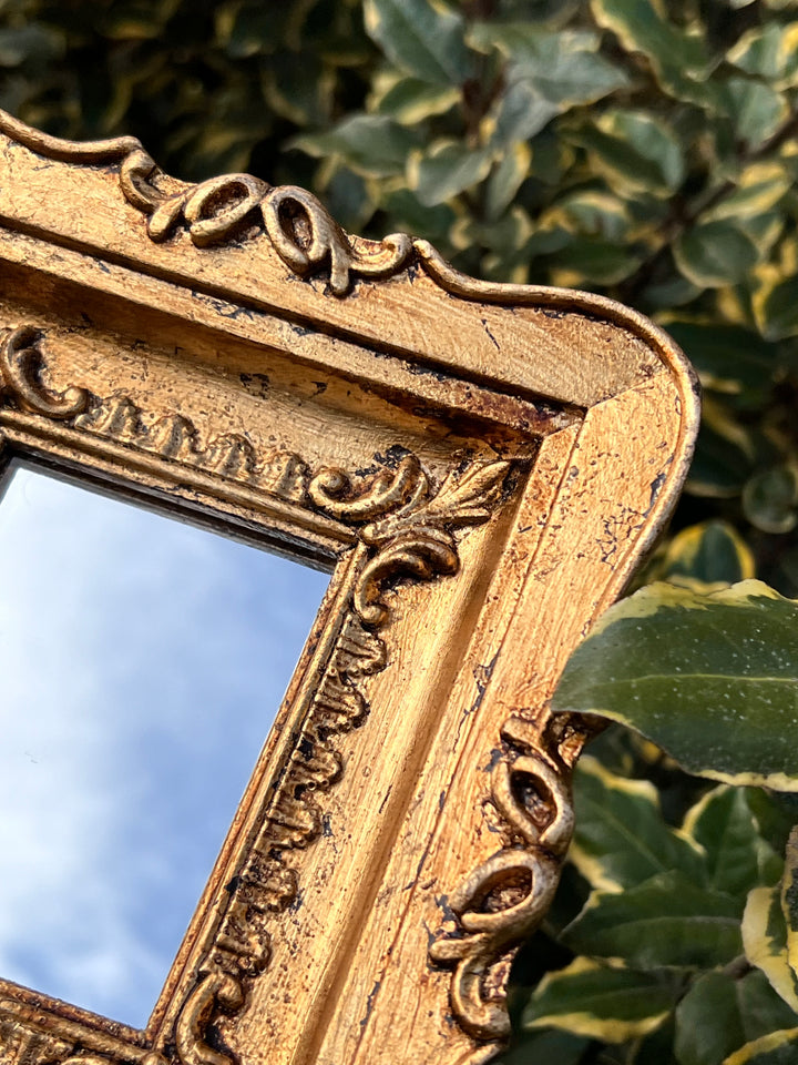 Specchietto dorato con decoro a rilievo misure 18,5x16