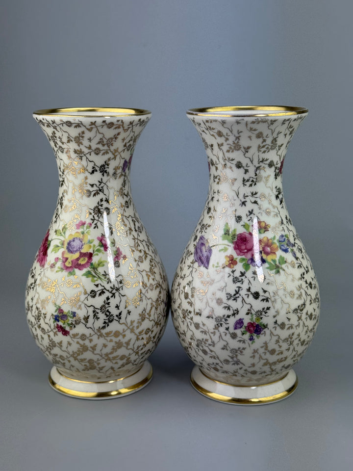 Coppia di vasi in porcellana Bavaria decorata con fiori e bordo dorato