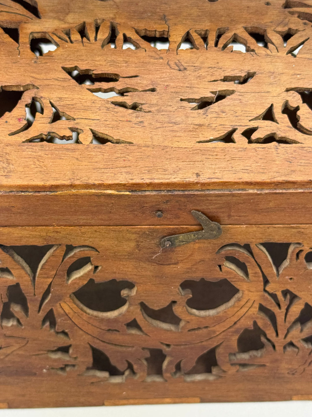 Scatola in legno intagliato traforato vintage