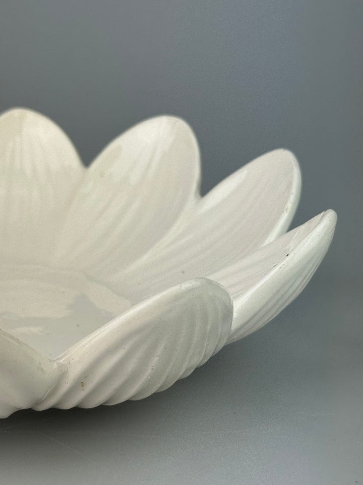 Piattino svuotatasche vintage a forma di fiore in porcellana bianca Made in Italy