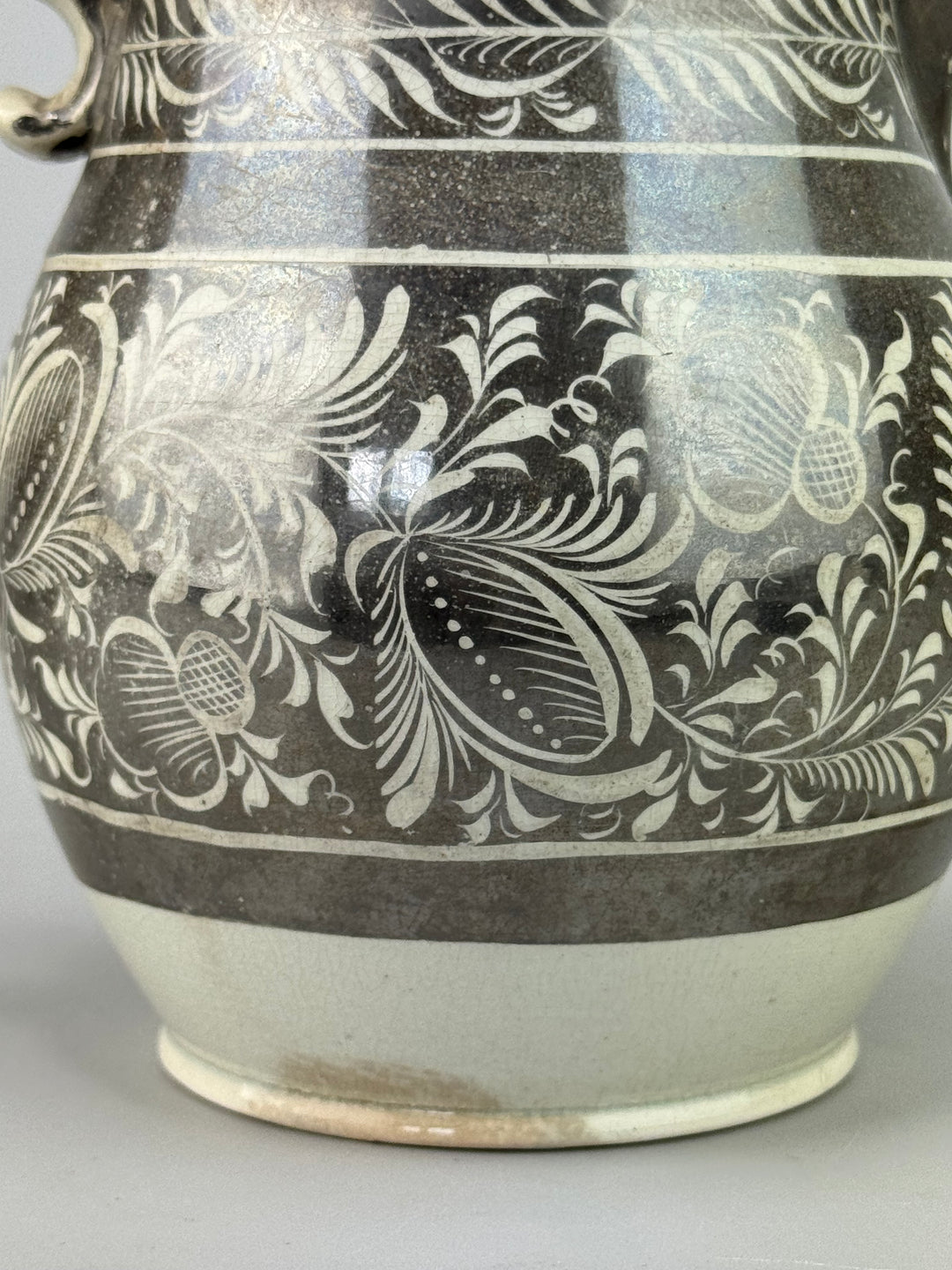 Brocca in ceramica con decoro argentato floreale