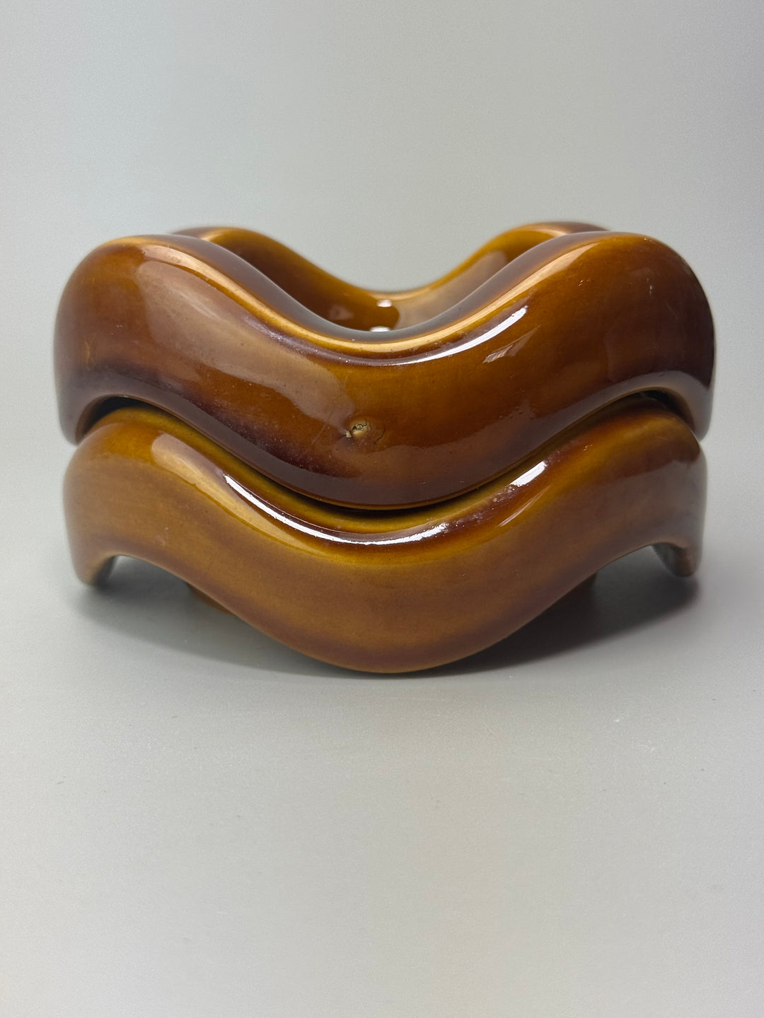 Coppia di Posacenere Mid-Century in ceramica smaltata color ambra
