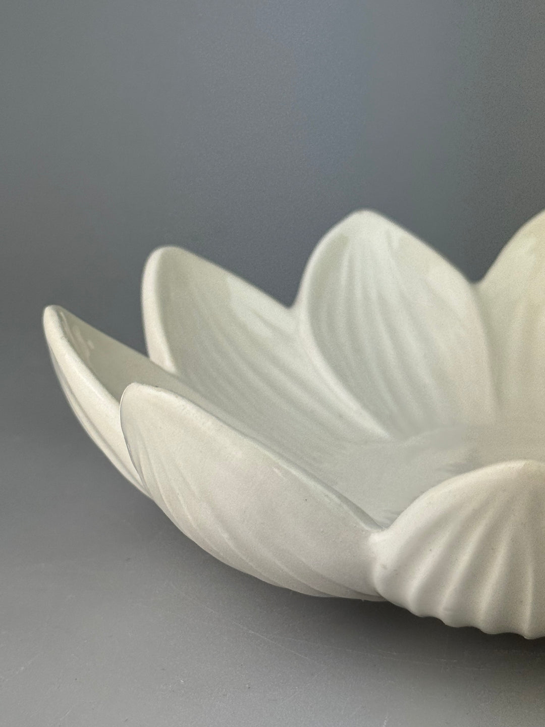 Piattino svuotatasche vintage a forma di fiore in porcellana bianca Made in Italy