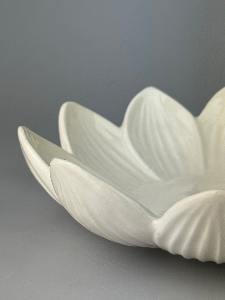 Piattino svuotatasche vintage a forma di fiore in porcellana bianca Made in Italy