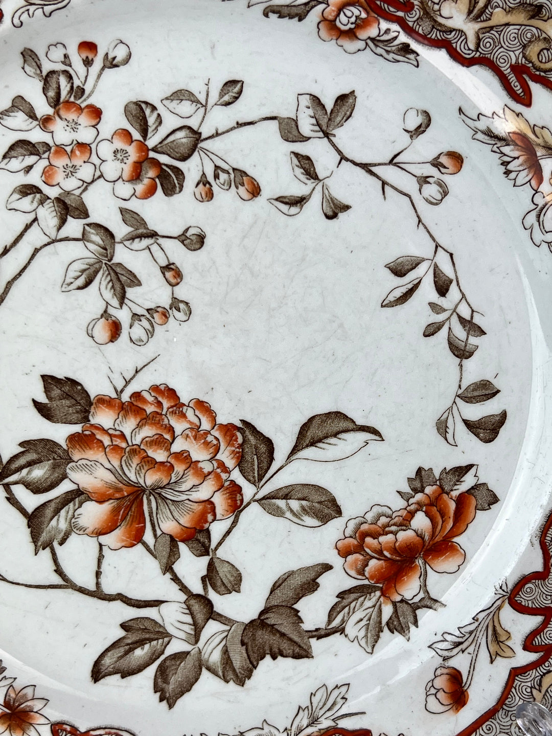 Piatto Antico George Jones & Sons – Decoro “Kio” in Rosso e Oro, Fine ‘800