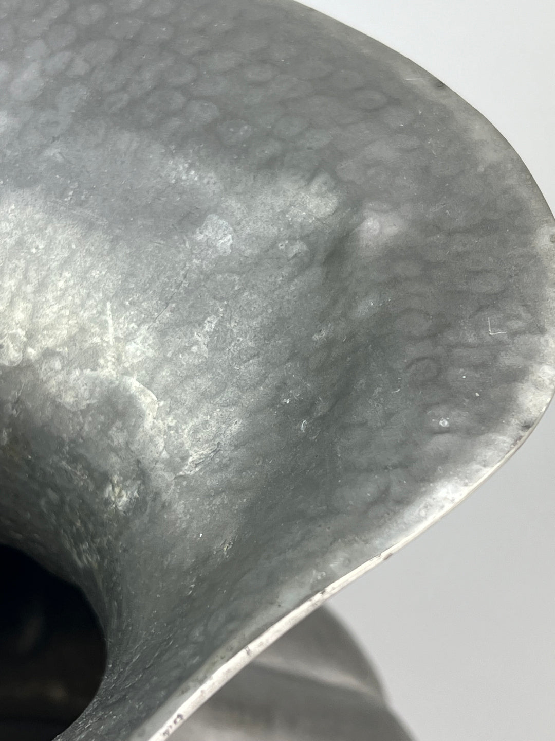 Brocca in peltro martellato a mano stile vintage