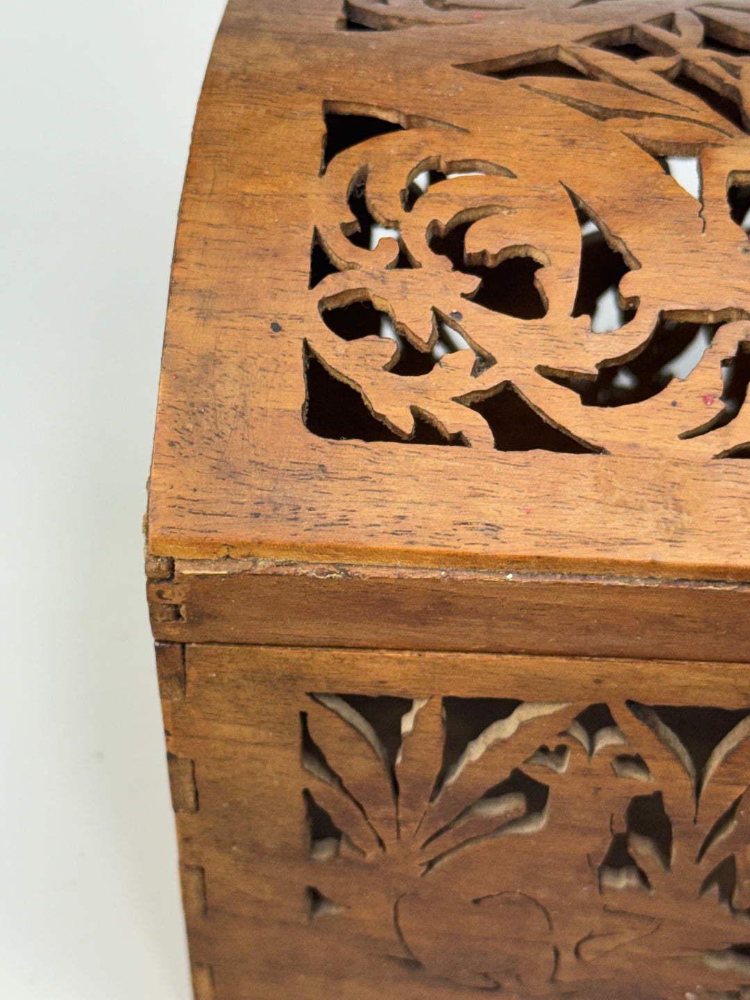 Scatola in legno intagliato traforato vintage