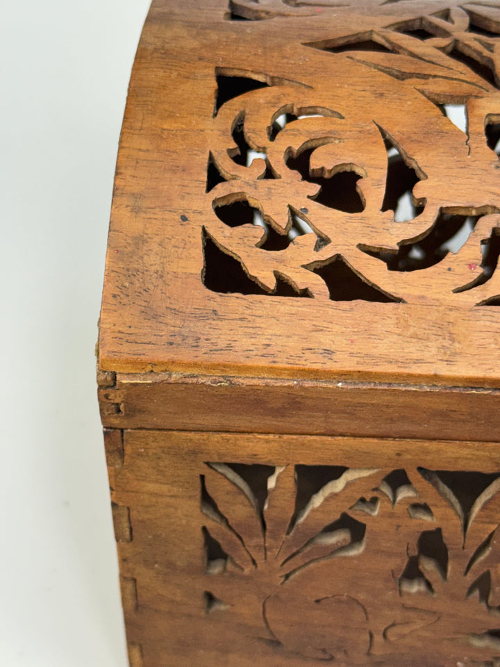 Scatola in legno intagliato traforato vintage