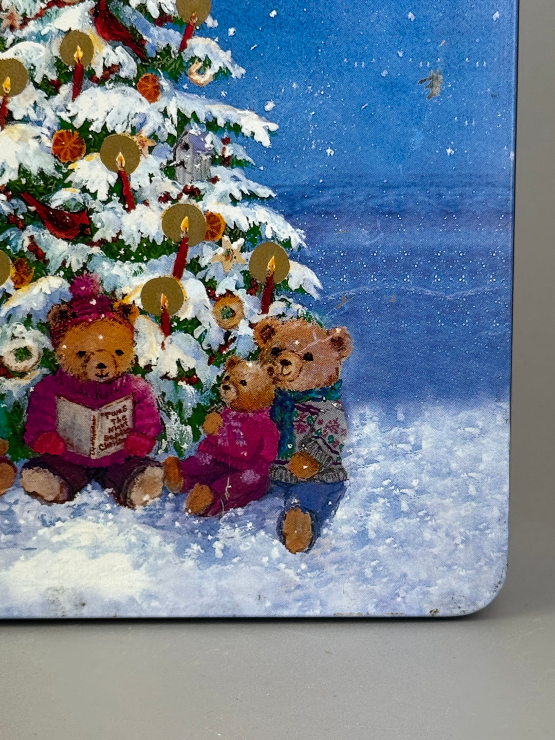 Scatola di latta natalizia vintage con orsetti e albero di Natale