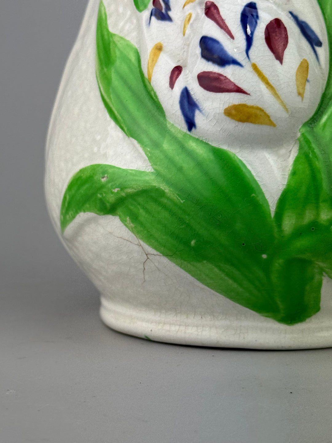 Brocca in ceramica decorata a mano con motivo floreale