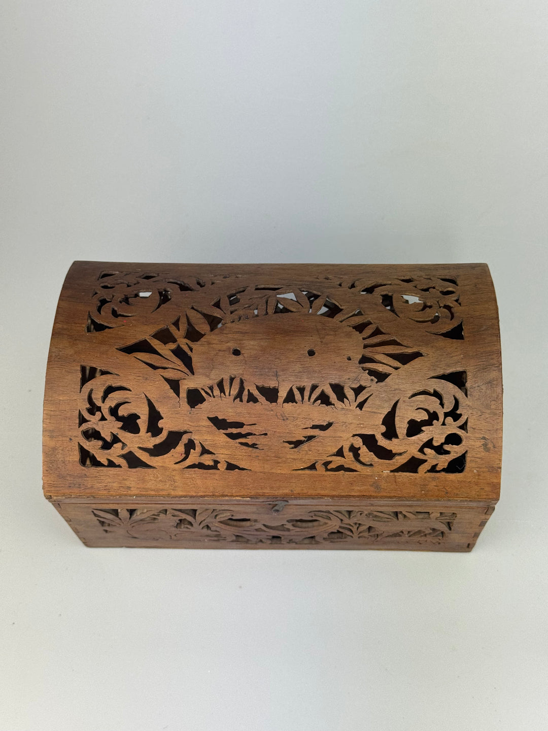 Scatola in legno intagliato traforato vintage