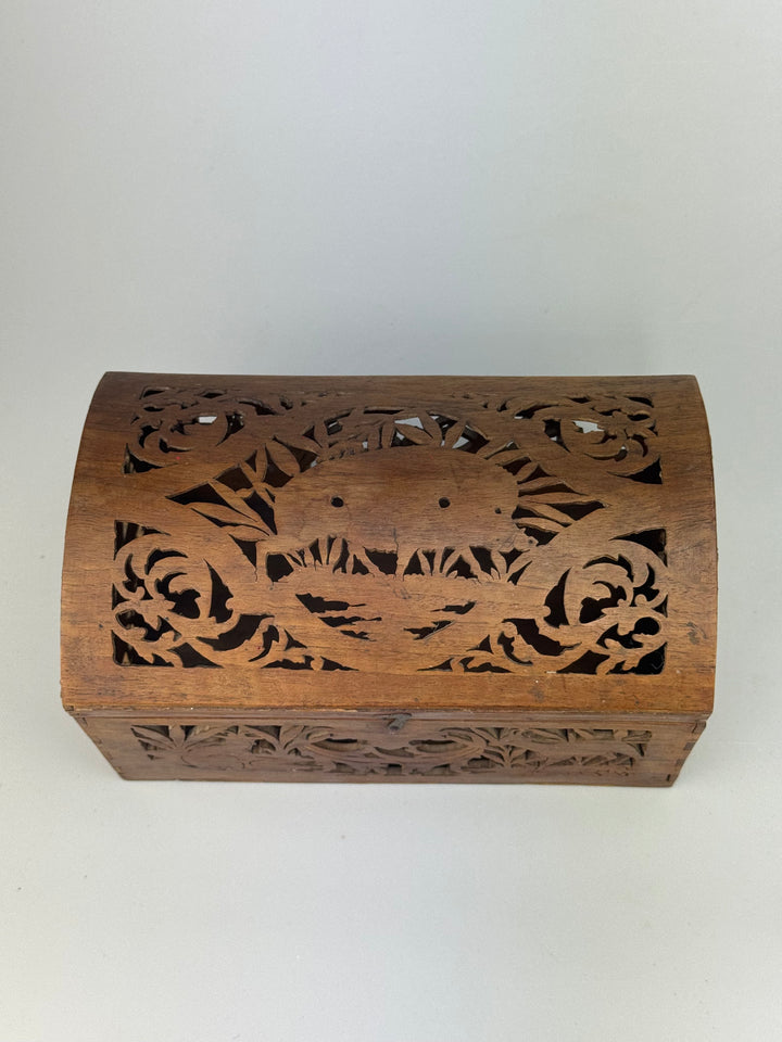 Scatola in legno intagliato traforato vintage