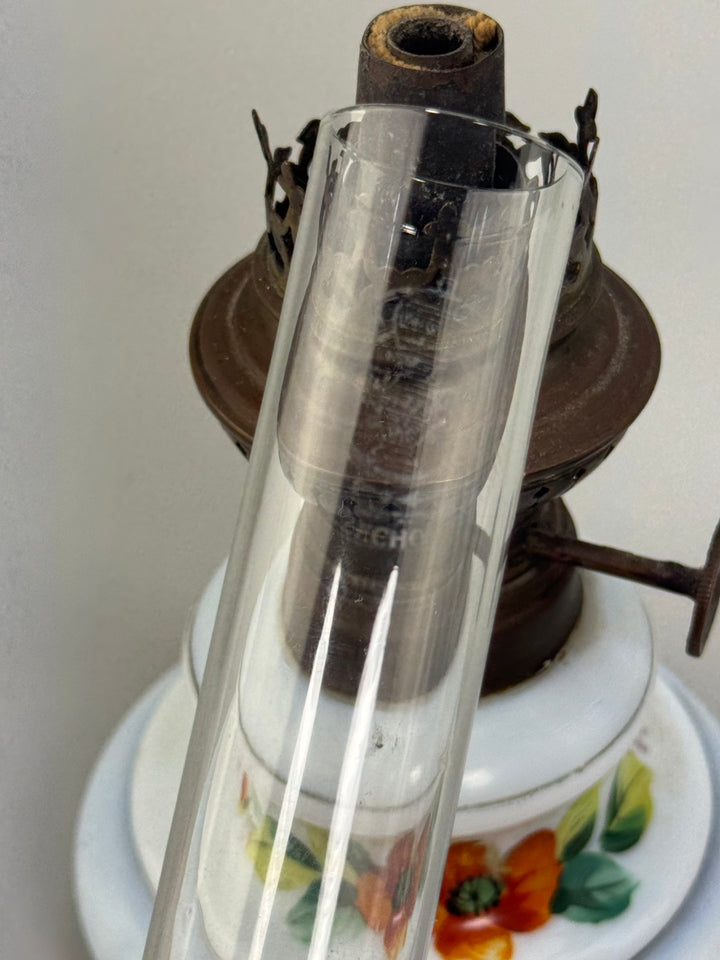 Lampada ad olio in vetro opalino decorato