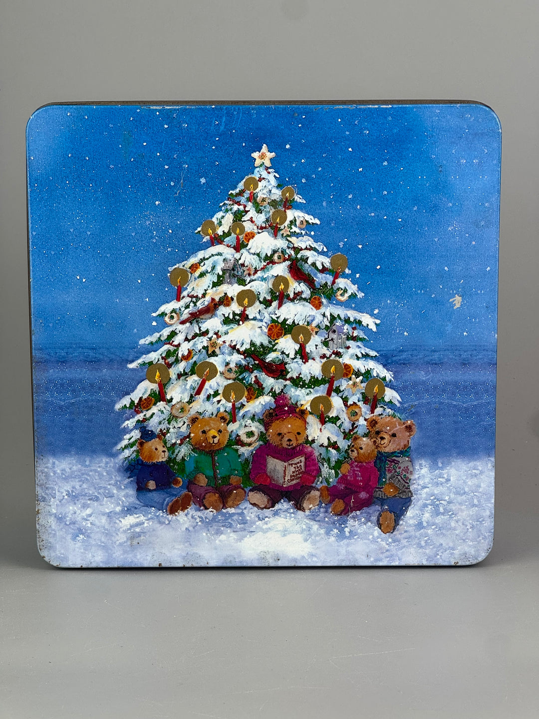 Scatola di latta natalizia vintage con orsetti e albero di Natale
