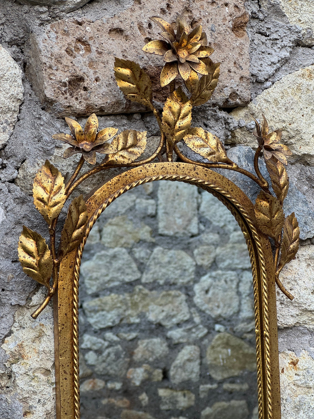 Specchio vintage in metallo dorato con fiori e foglie