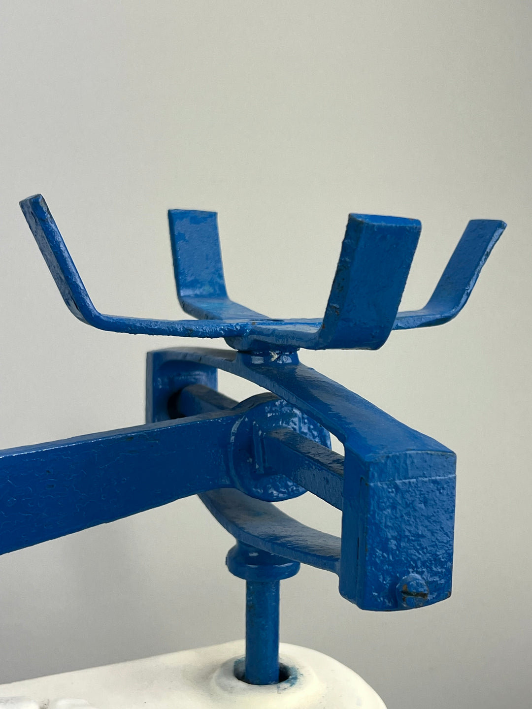 Bilancia vintage in ghisa con piatti in ottone