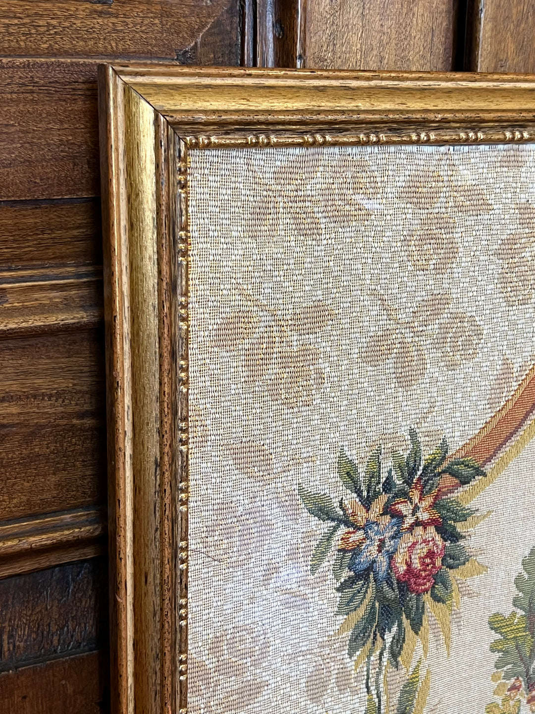 Arazzo decorativo incorniciato con lira e ghirlanda floreale stile classico