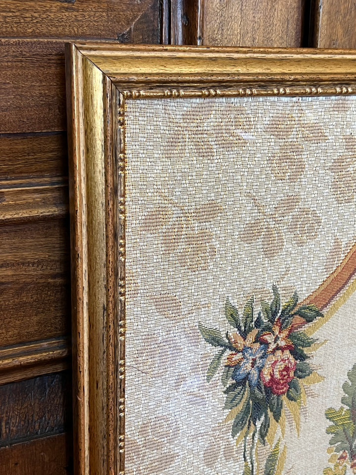 Arazzo decorativo incorniciato con lira e ghirlanda floreale stile classico