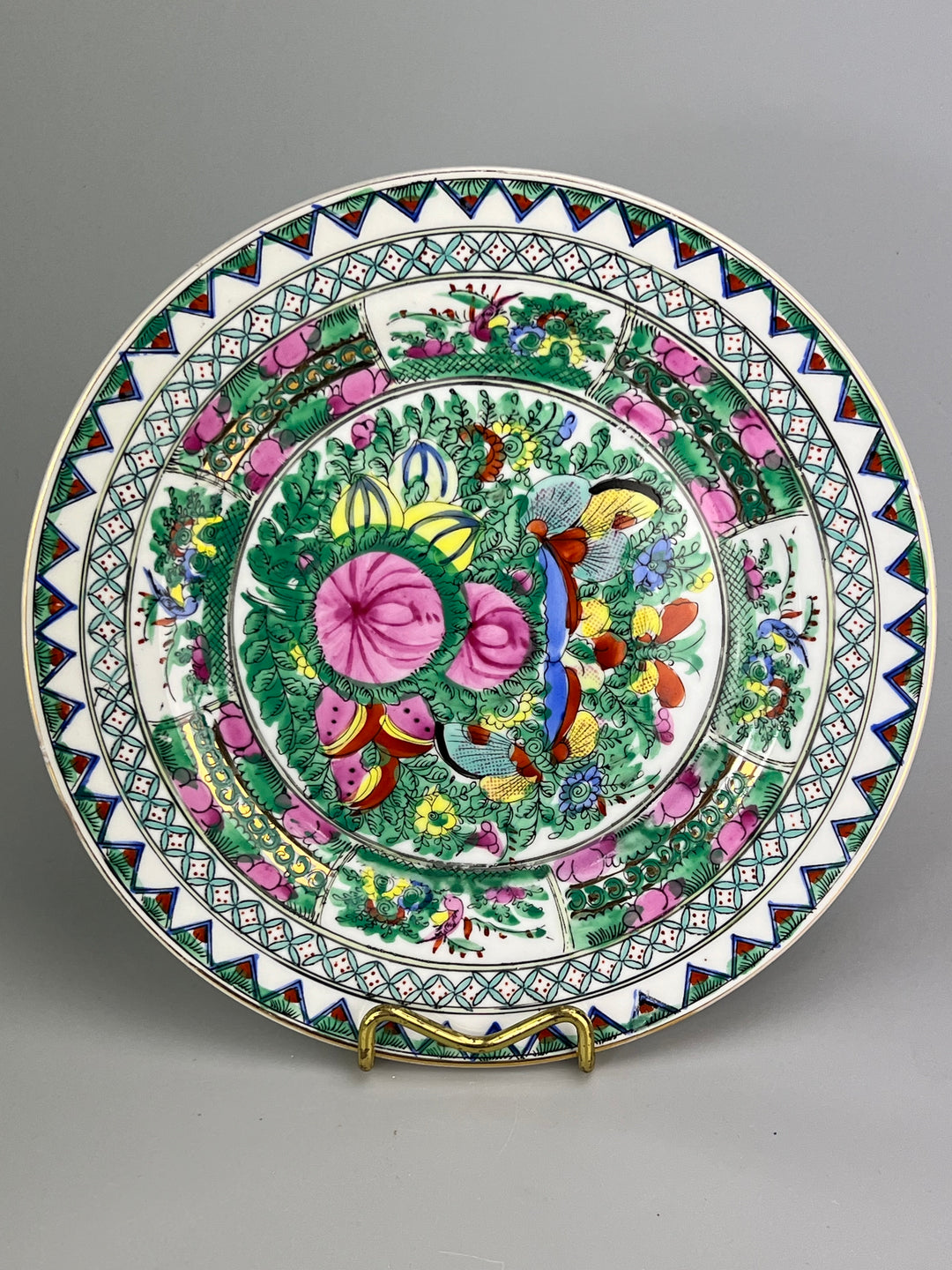 Piatto in porcellana cinese decorato a mano stile "Famille Rose"