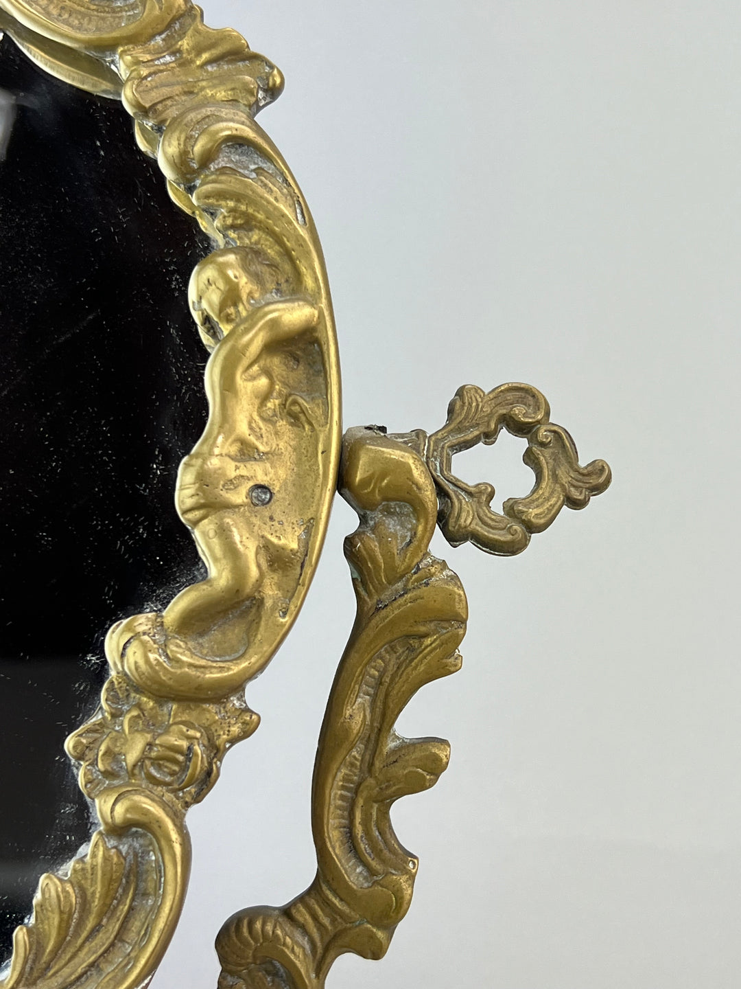 Specchio da tavolo in bronzo dorato con putti stile rococò