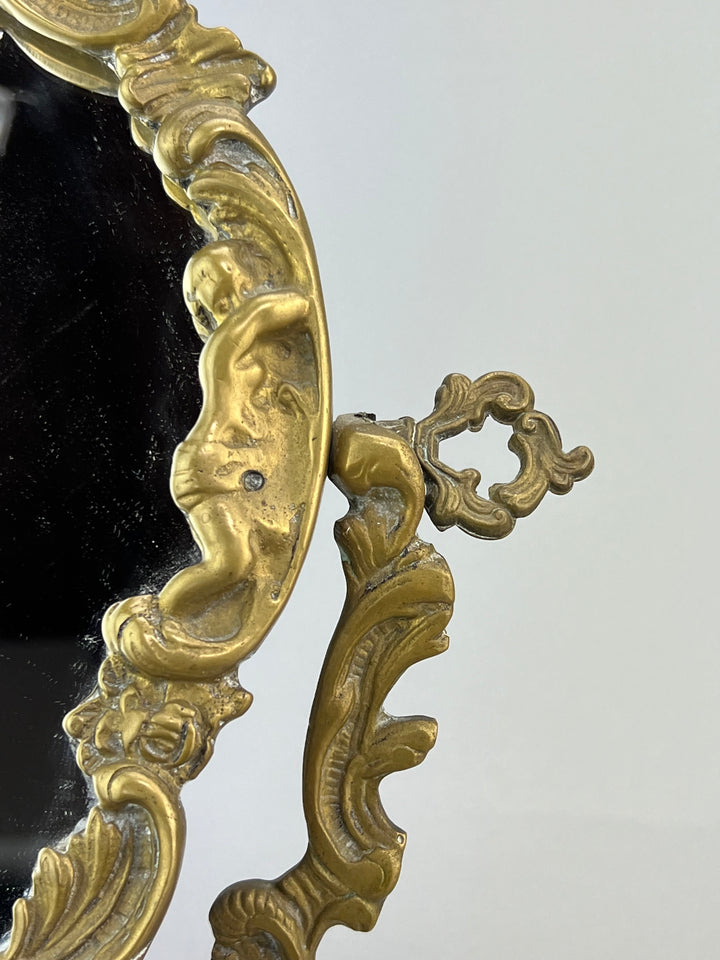 Specchio da tavolo in bronzo dorato con putti stile rococò