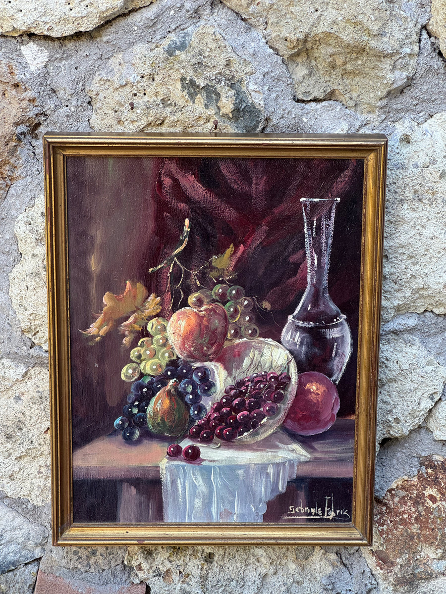 Dipinto a olio su tela raffigurante una natura morta con frutta, ciliegie e caraffa