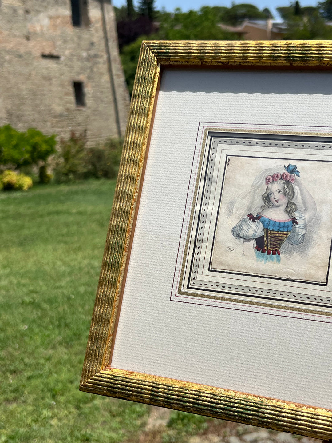 Delicato Disegno a matita su carta con acquarellatura d'epoca della seconda metà dell' Ottocento raffigurante una figura di bimba con cornice in legno dorato.

Misure 27x30,5 cm&nbsp;