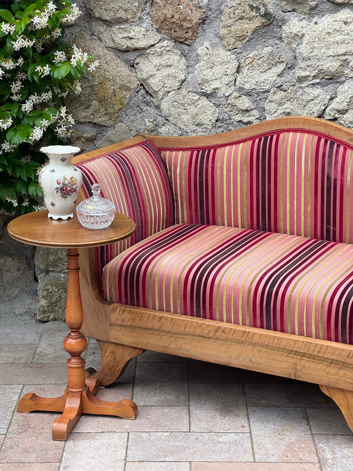 Divanetto stile Carlo X in legno con rivestimento rigato bordeaux e rosa.