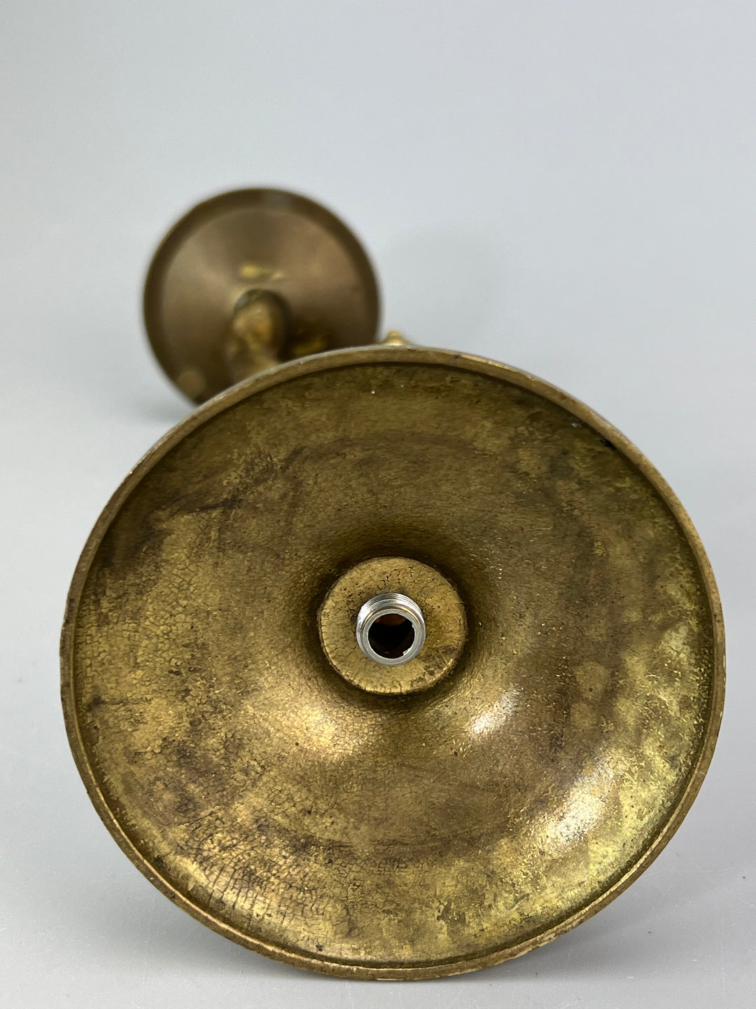Coppia di putti portacandela in ottone dorato