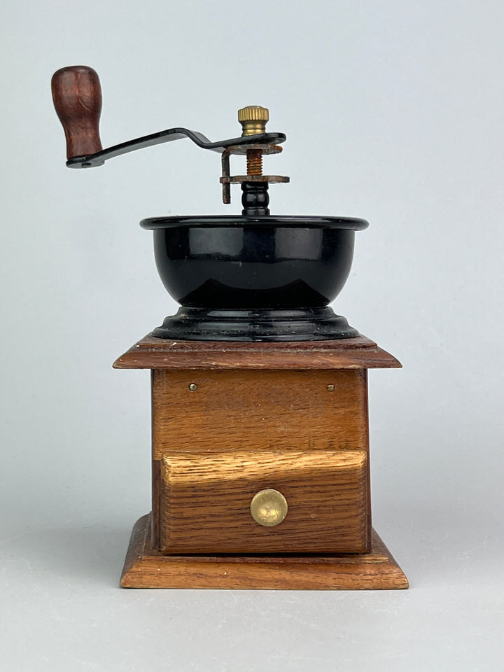 Macinacaffè vintage in legno e metallo in stile tradizionale