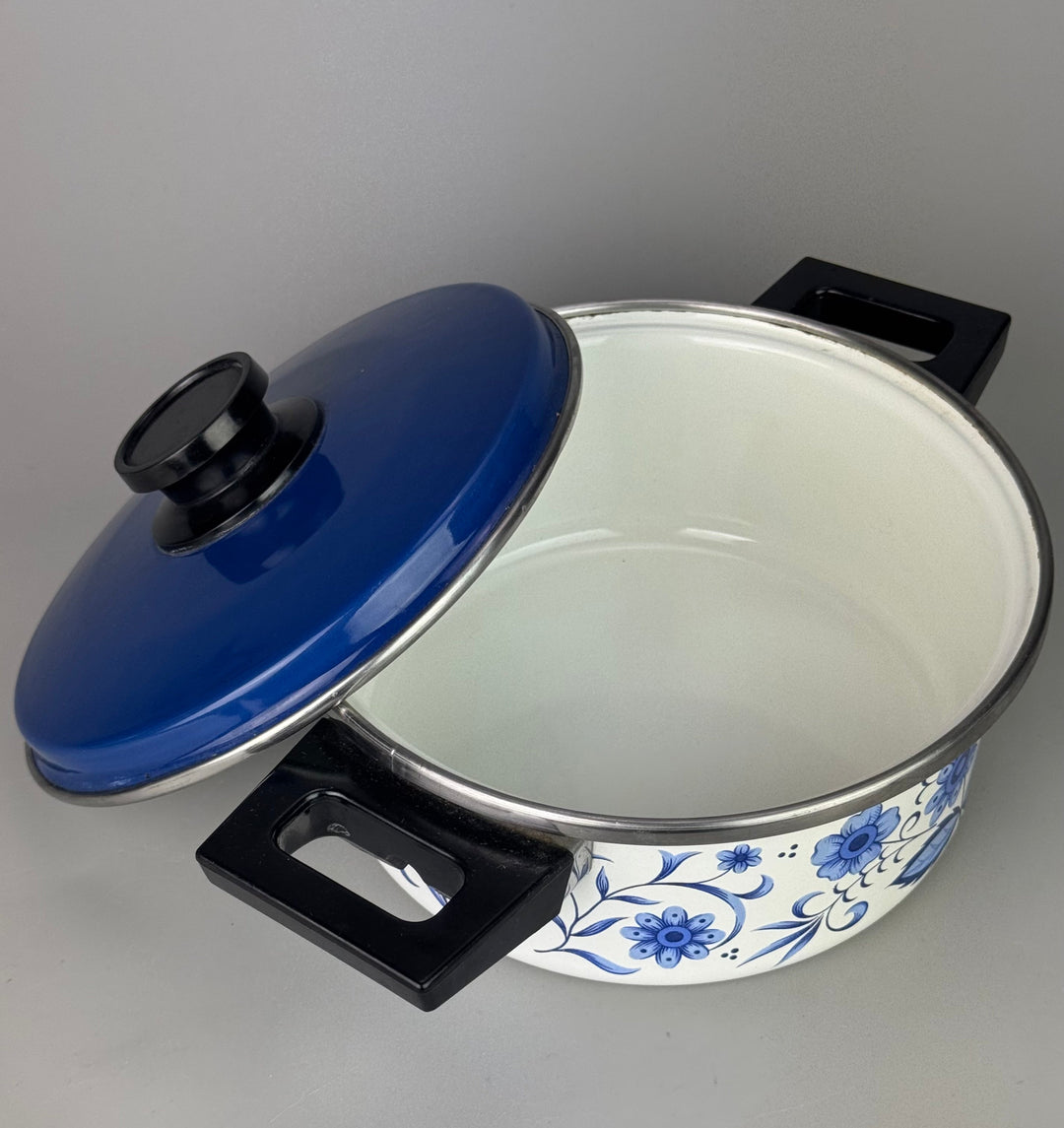 Set pentole vintage smaltate bianche e blu con decorazione floreale