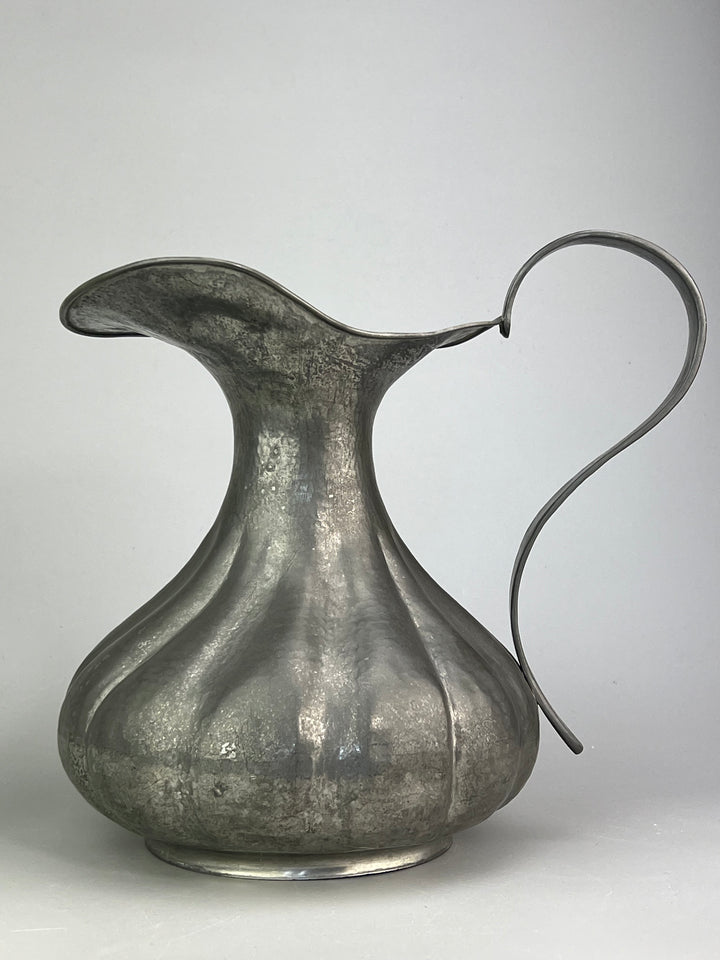 Brocca in peltro martellato a mano stile vintage