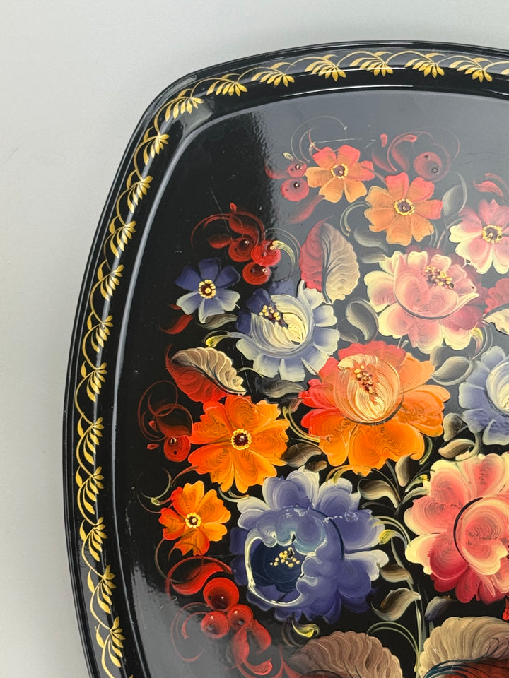 Vassoio russo in metallo dipinto a mano con decoro floreale su fondo nero