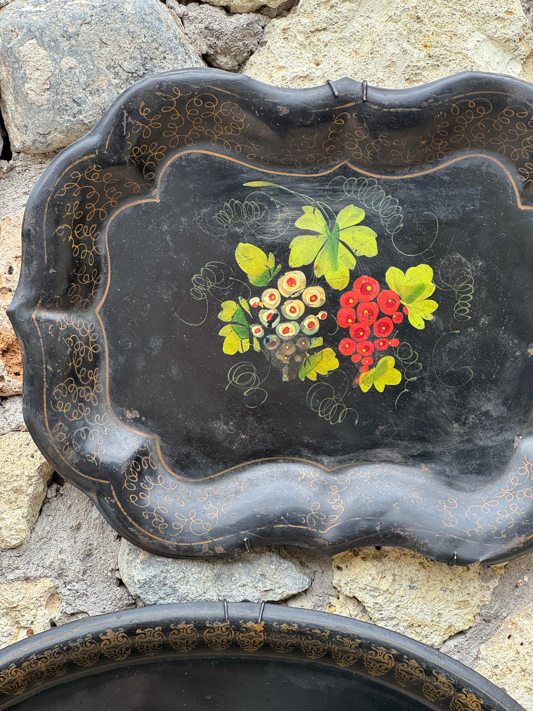 Set Vassoi vintage in metallo nero dipinti a mano con decorazioni floreali stile russo