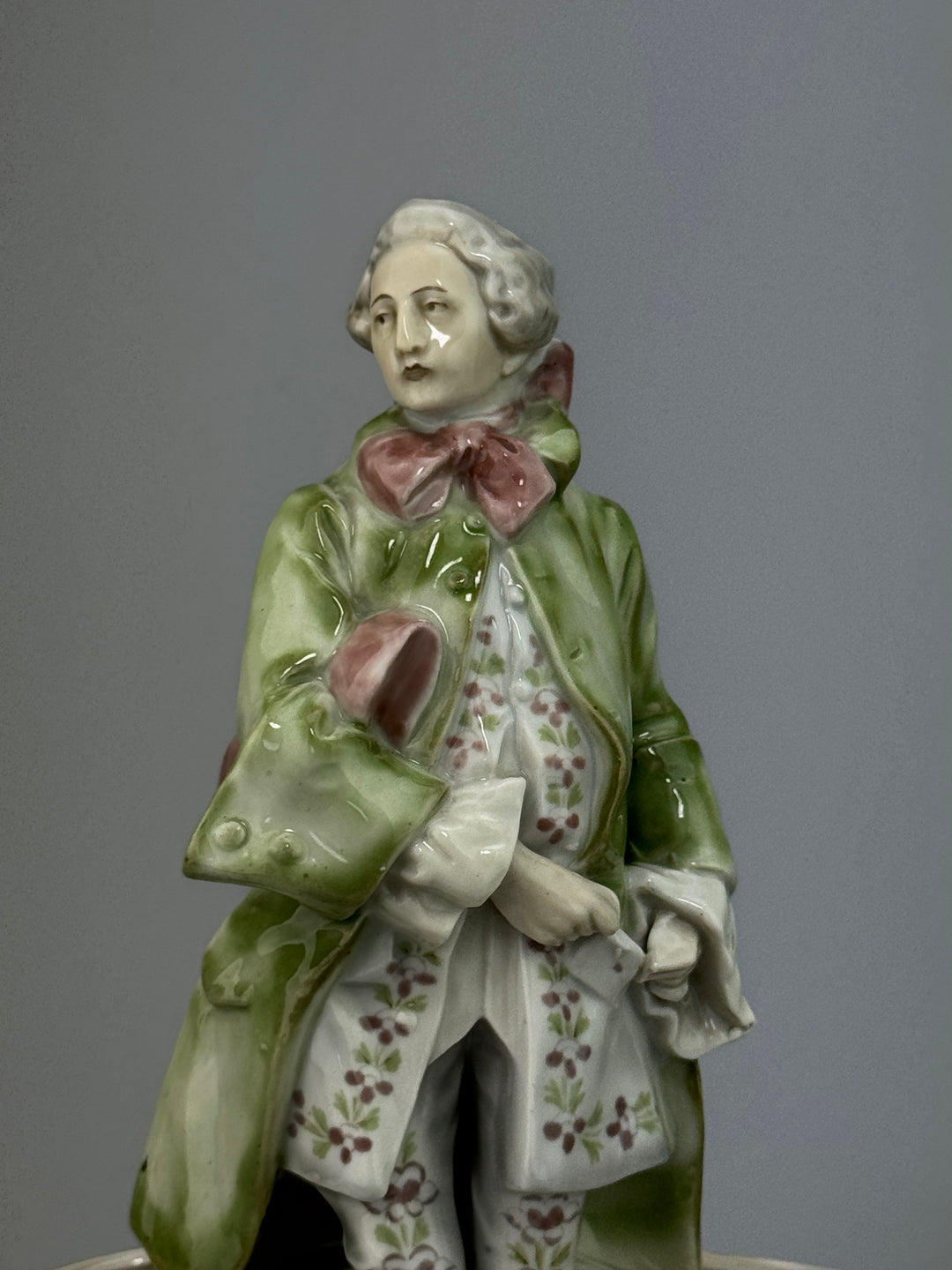 Statua portapenne portafiori in ceramica smaltata Figura galante