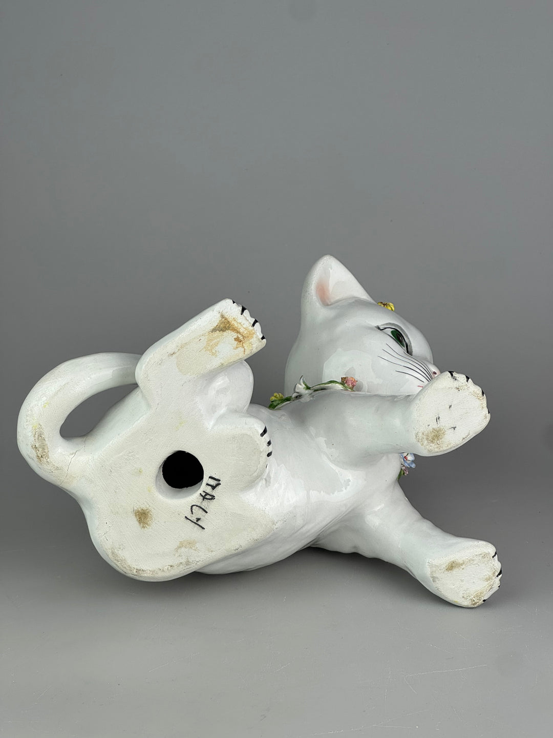Statua Gatto decorativo vintage in ceramica italiana con fiori applicati