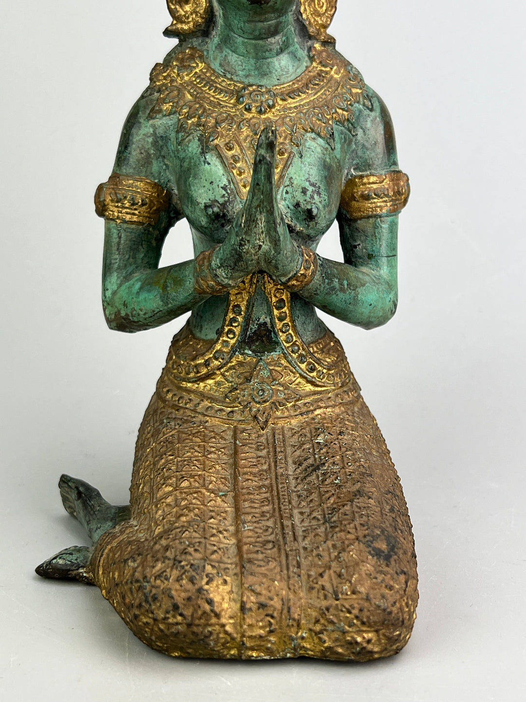 Statuina thailandese in bronzo dorato