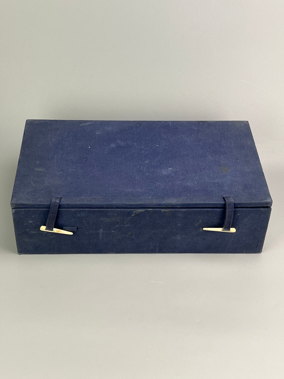 Scultura orientale in giada, Fenice su base in legno intagliato