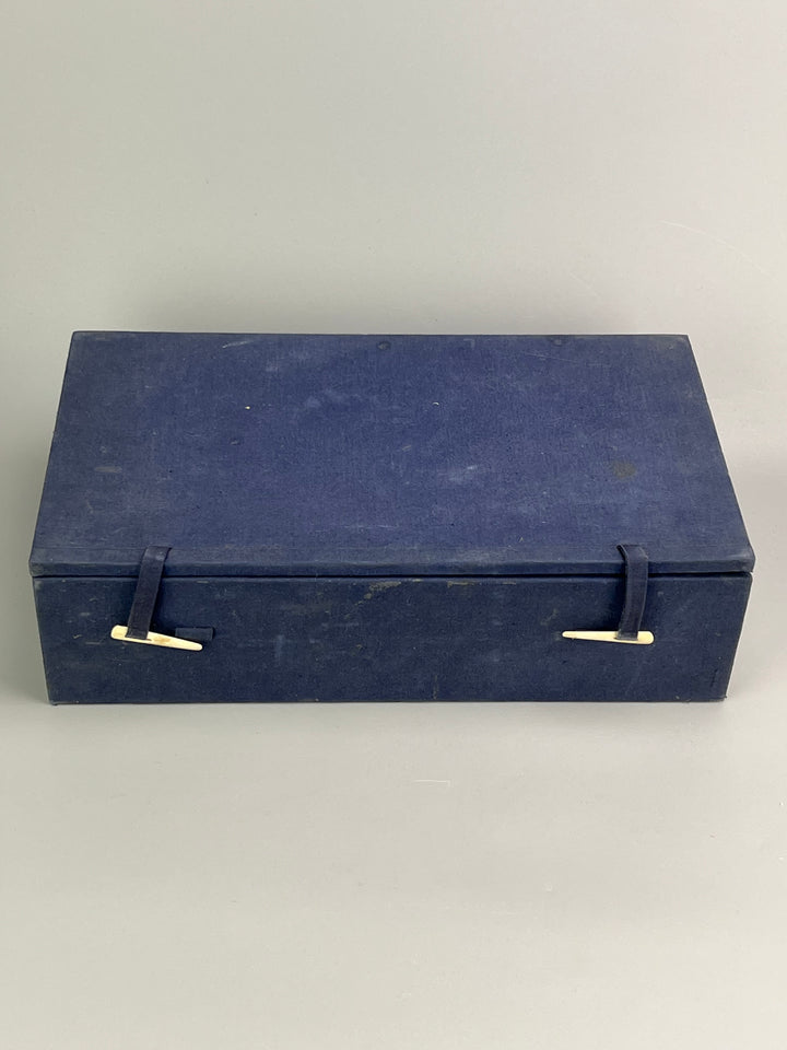 Scultura orientale in giada, Fenice su base in legno intagliato