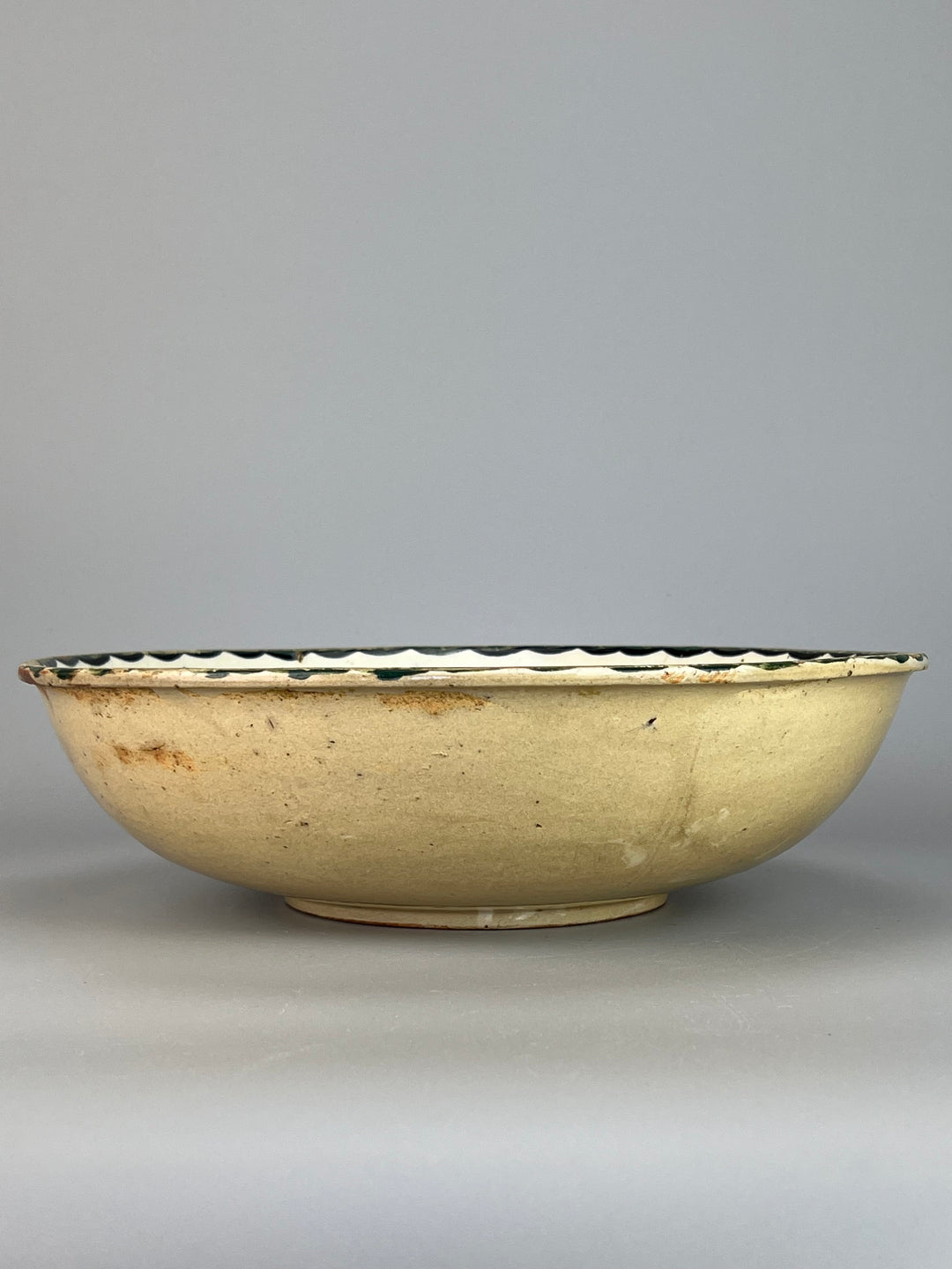 Centrotavola ceramica decoro floreale dipinto