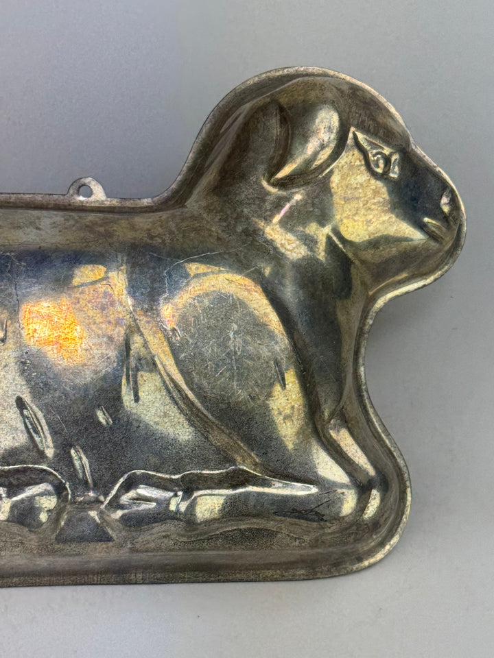 Stampo vintage a forma di agnello in metallo