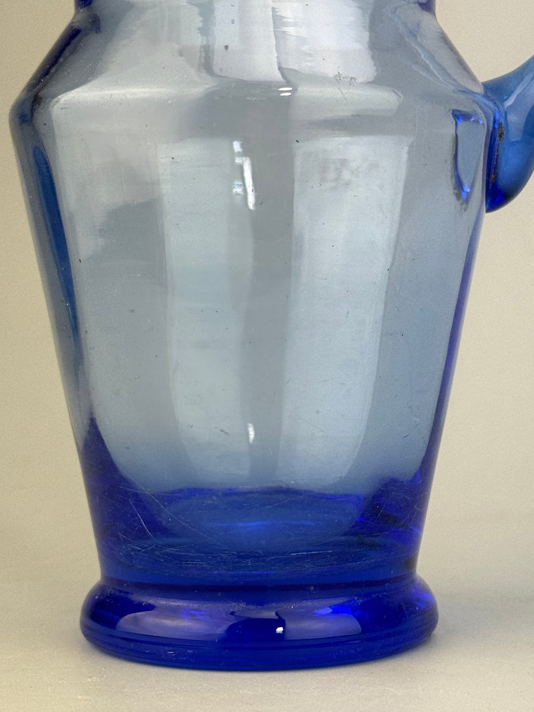 Brocca in vetro blu vintage