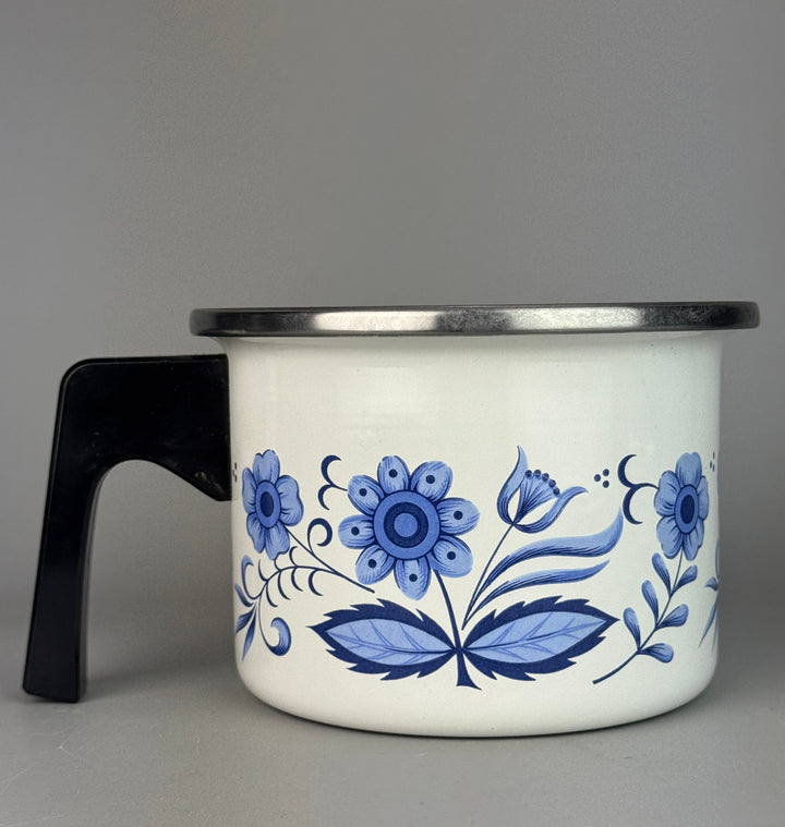 Set pentole vintage smaltate bianche e blu con decorazione floreale