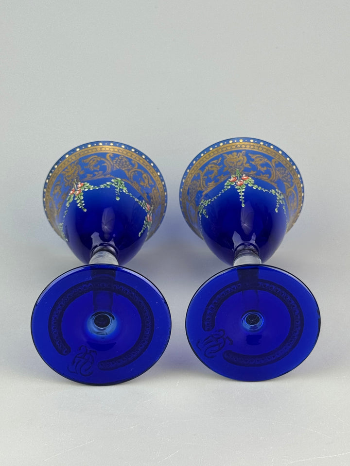 Coppia di calici vintage in vetro blu cobalto con decori dorati e floreali