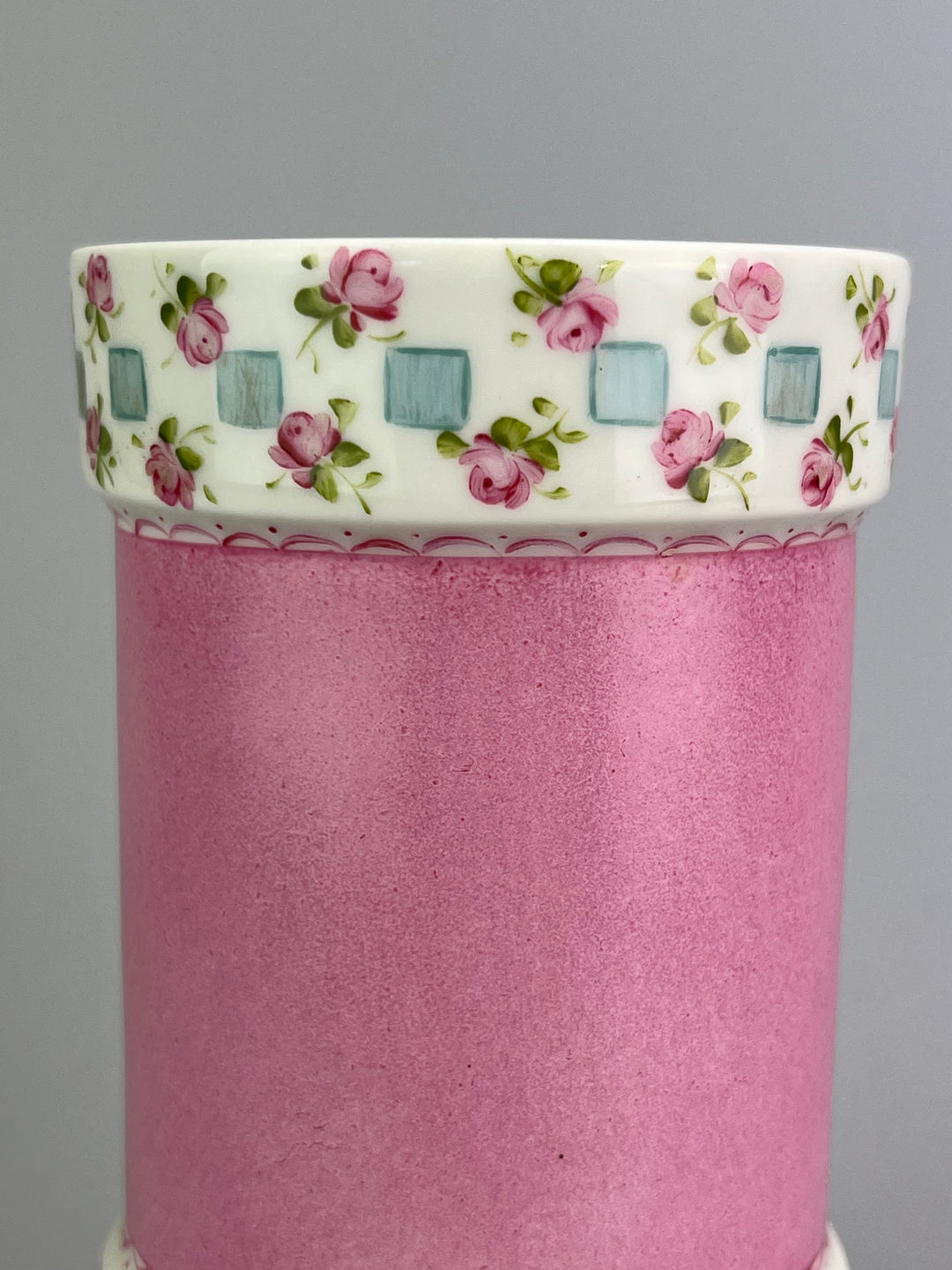 Vaso in porcellana dipinto a mano con decoro floreale rosa vintage
