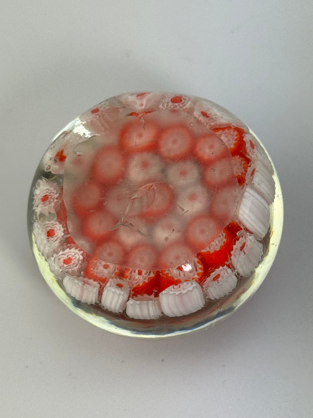 Fermacarte in vetro con murrine rosse e bianche